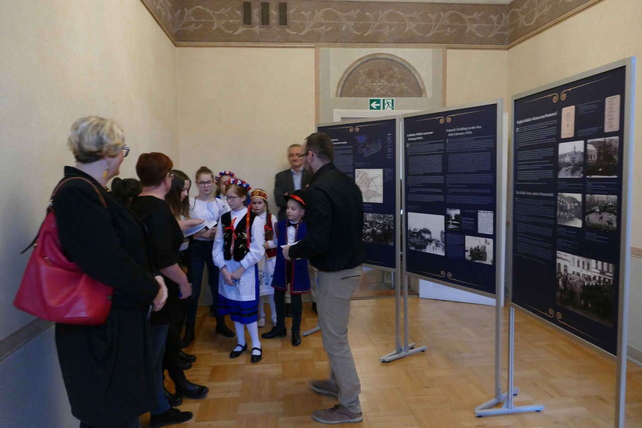 Zdjęcie do newsa Z poezją Jana Karnowskiego w wejherowskim muzeum